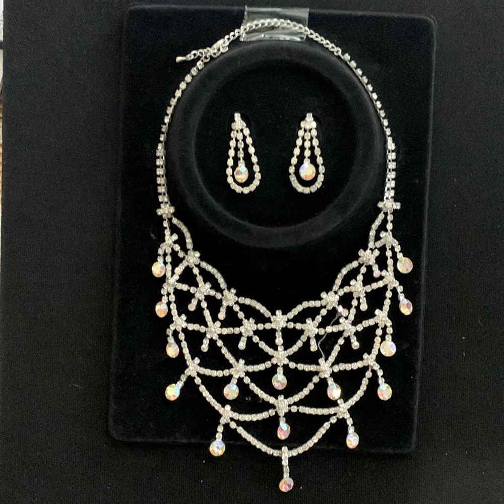 Glamorous rhinestone necklace and earrings set